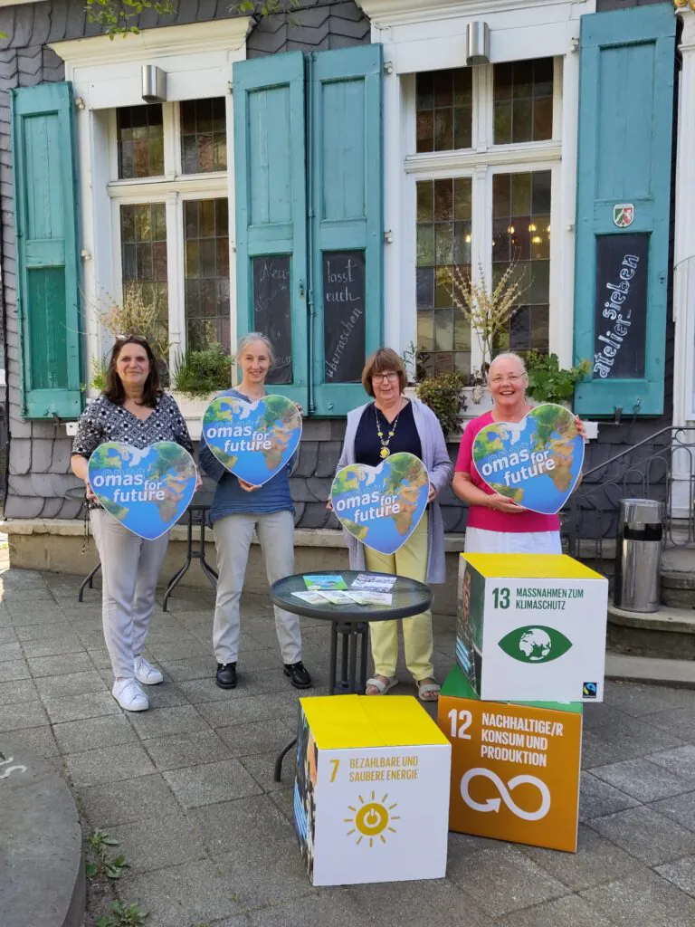 Gruendungsgruppe O4F Schwelm 21.07.2023 © V.Nagata 1 - Omas for Future Gruendungsgruppe O4F Schwelm 21.07.2023 © V.Nagata 1 768x1024