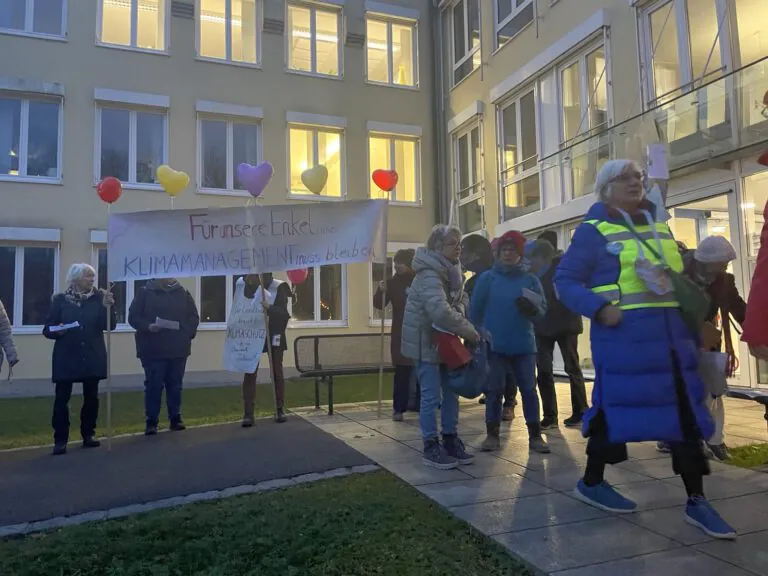 LRA Flashmob 12 2024 Landsberg©O4F - Omas for Future LRA Flashmob 12 2024 Landsberg©O4F 768x576