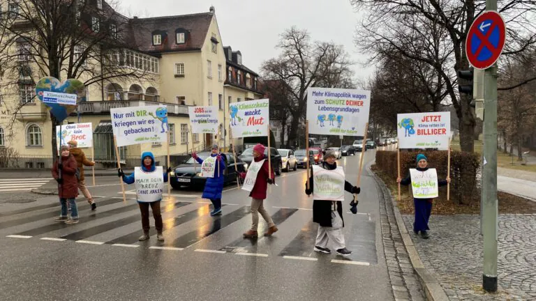 Ampelaktion 02 2025 Landsberg©O4F - Omas for Future Ampelaktion 02 2025 Landsberg©O4F 768x432