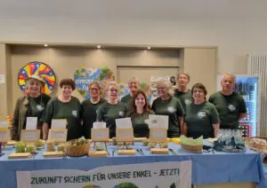 Tag der Erde Filmabend 28.4.25 Foto4 Gruppenfoto ©O4F - Omas for Future Tag der Erde Filmabend 28.4.25 Foto4 Gruppenfoto ©O4F - Omas for Future