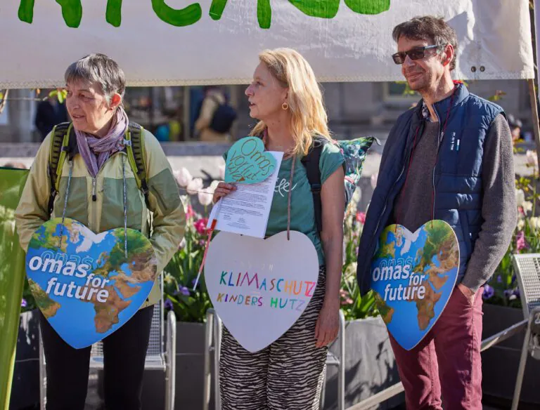Demo gegen Absenkung Klimastandards beim Bauen Muenchen April 2025©O4F 2 768x584