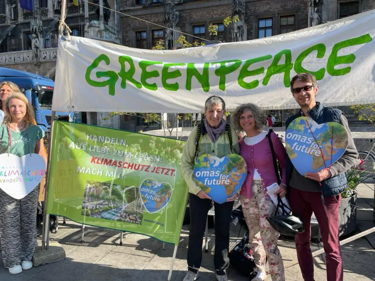 Demo gegen Absenkung Klimastandards mit Banner Muenchen April 2025©O4F 768x576