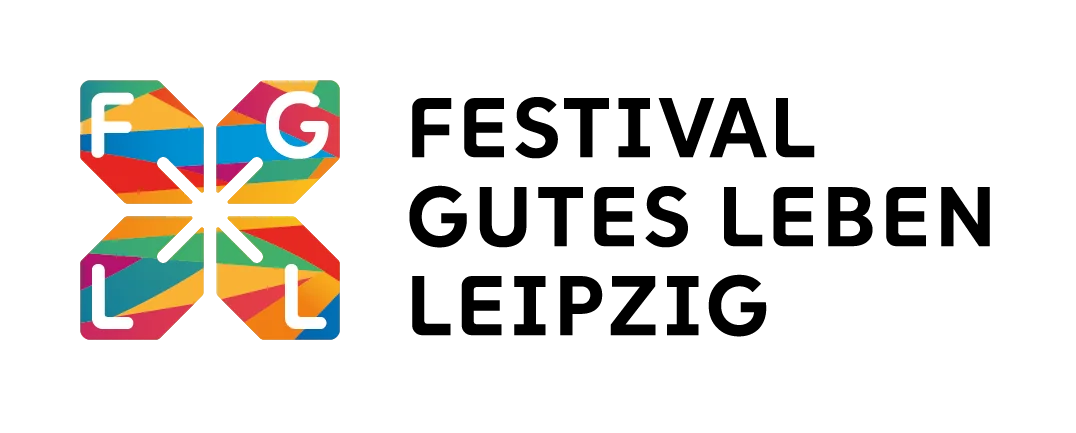 Logo für das Festival Gutes Leben Leipzig. Eine bunte geometrische Schmetterlingsform auf der linken Seite mit den Buchstaben F, G, L und L in den Ecken, neben dem fetten schwarzen Text FESTIVAL GUTES LEBEN LEIPZIG auf einem hellen, von Leipzig inspirierten Hintergrund.