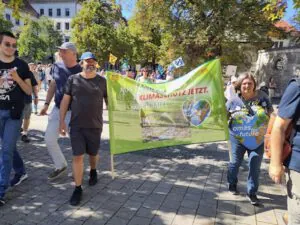 Mitglieder der Omas for Future München demonstrieren mit Plakat bei einem Klimastreik in der Innenstadt