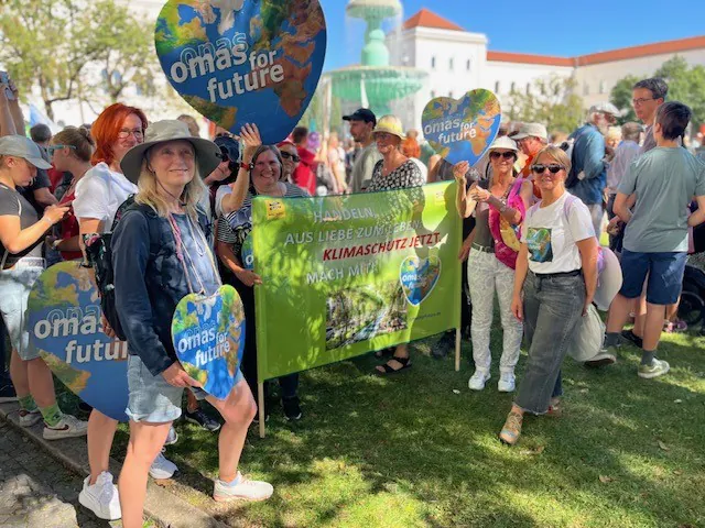 Menschenmenge beim Klimastreik, Omas for Future München in der ersten Reihe sichtbar
