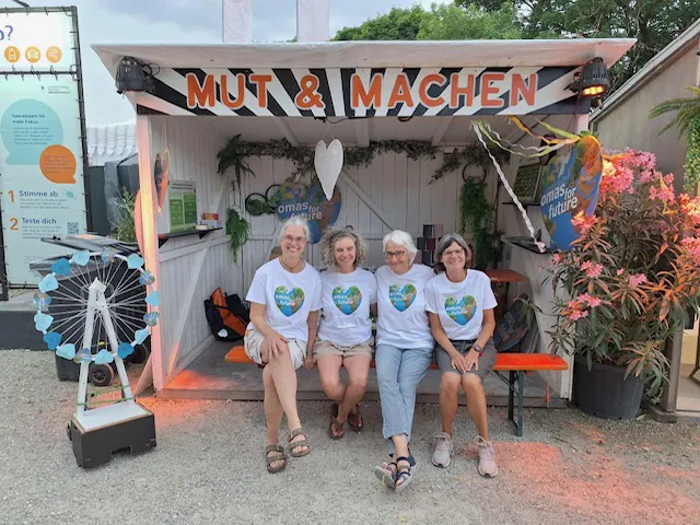 Omas for Future München im Mut & Machen Pavillon auf dem Sommer-Tollwood