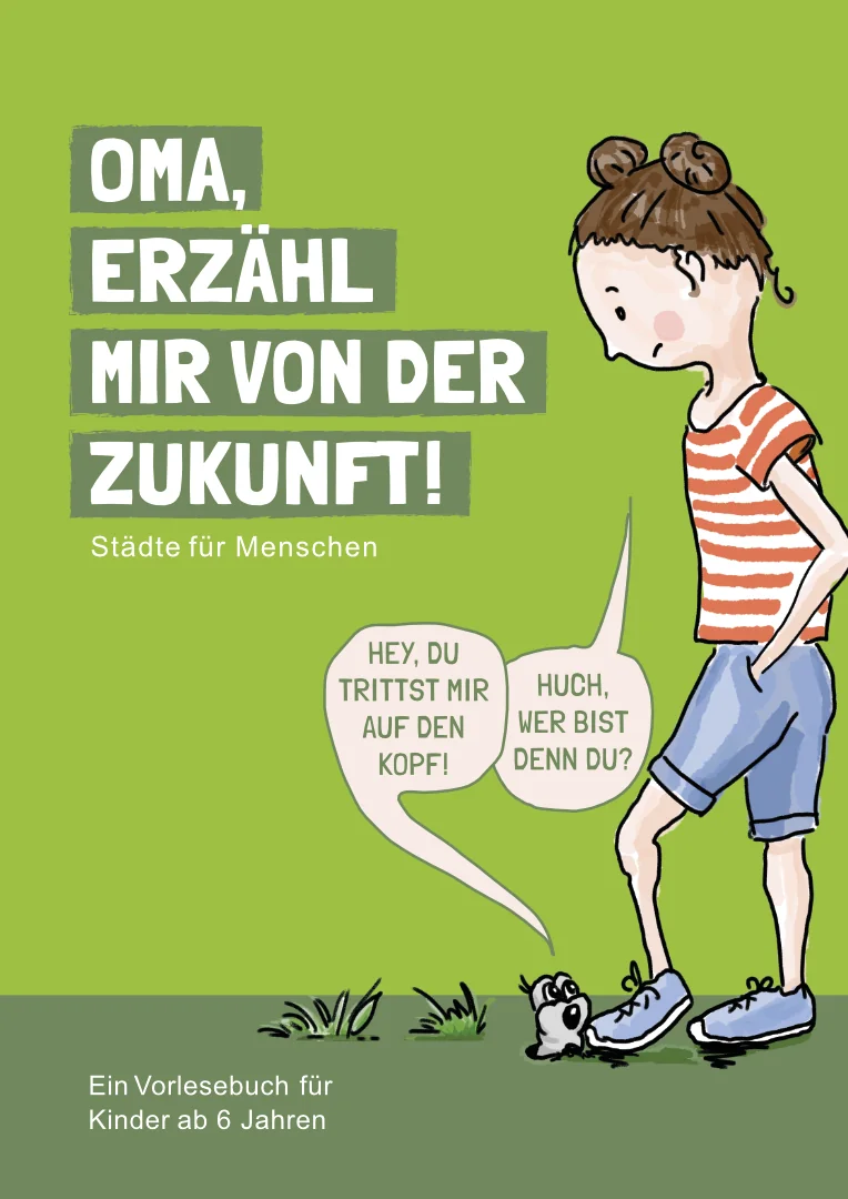 Kinderbuch_Titel©O4F Ein Mädchen mit braunen Haaren in einem Dutt, einem gestreiften Hemd und blauen Shorts, steht im Gras und schaut auf eine kleine graue Maus hinunter. Die Maus sagt: "Hey, du trittst mir auf den Kopf!" und "Huch, wer bist denn du?".