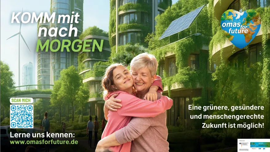 Banner_Komm mit nach Morgen©O4F Eine junge Frau und eine ältere Frau lächeln und umarmen sich vor grünen, mit Pflanzen bewachsenen Gebäuden und Windrädern. Der deutsche Text wirbt mit der Gruppe Omas for Future für eine gesündere, grünere und gerechtere Zukunft.
