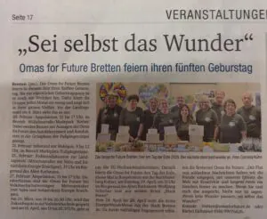 Ein Zeitungsartikel mit der Überschrift Sei selbst das Wunder. Unten ist ein Foto einer Gruppe von Menschen in passenden T-Shirts zu sehen, die zusammenstehen und lächeln, um den fünften Jahrestag von Omas for Future Bretten zu feiern.